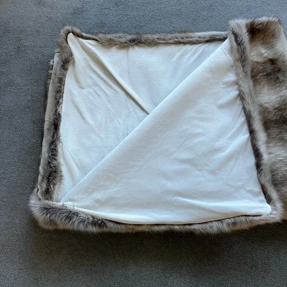 NWOT Limited Edition Blonde Fox Faux Fur Throw 60”x72”